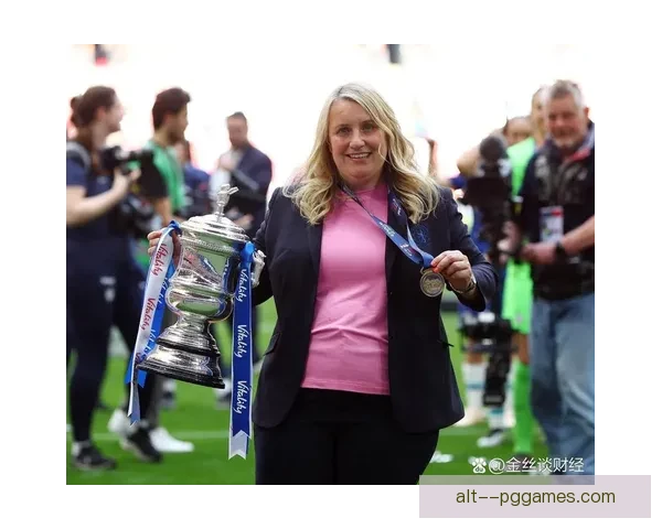 海耶斯当选年度最佳女足教练 荣耀背后彰显战术智慧与团队领导力